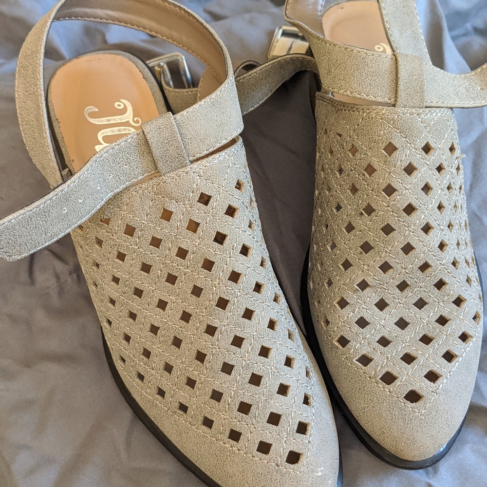 JG perforated toe Low Heel Shoes
